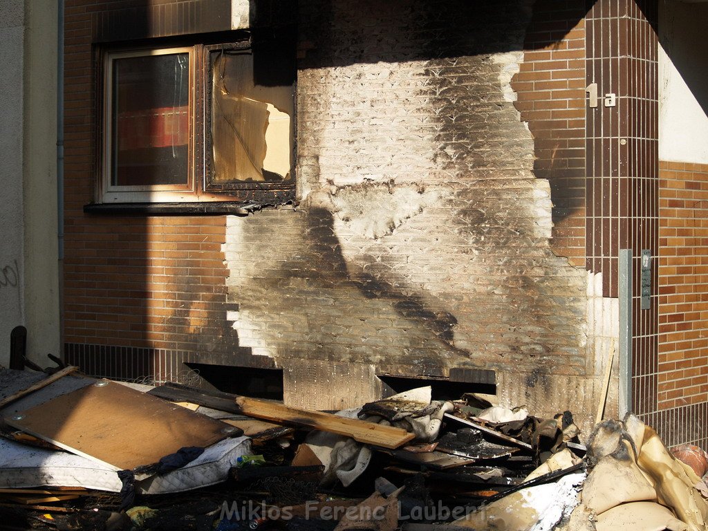 Sperrmuell Brand mit Uebergriff der Flammen auf Wohnhaus 15.JPG